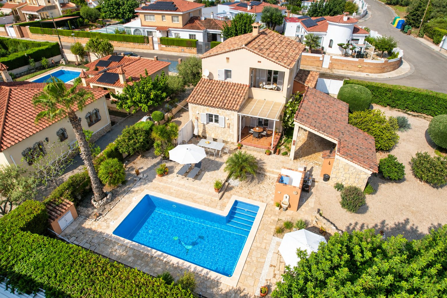 PRIVATE OASIS WITH POOL, 1,051 SQM PLOT & TOURIST LICENSE IN MASOS D'EN BLADER - Image 1